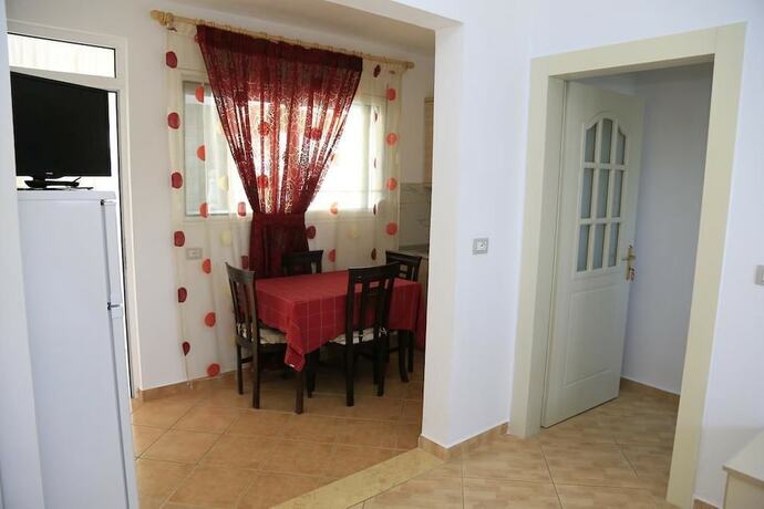 Imagen de la habitación del Hotel Qeparo Napolon Complex. Foto 17