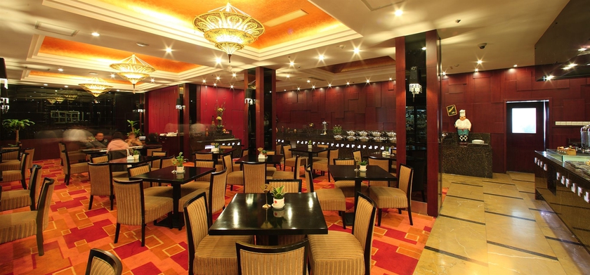 Imagen del bar/restaurante del Hotel Qian Men Jian Guo. Foto 3