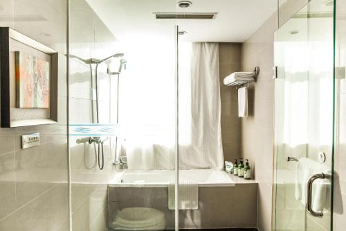 Imagen de la habitación del Hotel Qingdao Blue Horizon. Foto 9