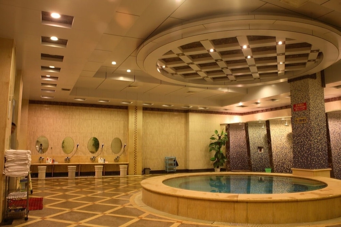 Imagen de la piscina del Hotel Qingdao Chengyang Qiulin. Foto 15