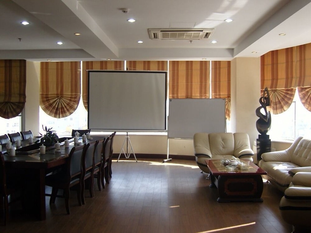 Imagen de los interiores del Hotel Qingdao Chengyang Qiulin. Foto 13
