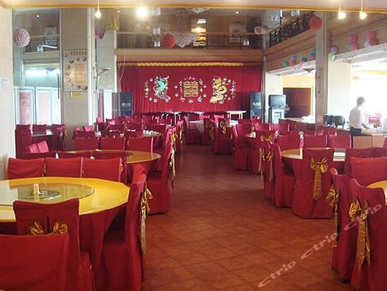 Imagen del bar/restaurante del Hotel Qingdao Donghai. Foto 2