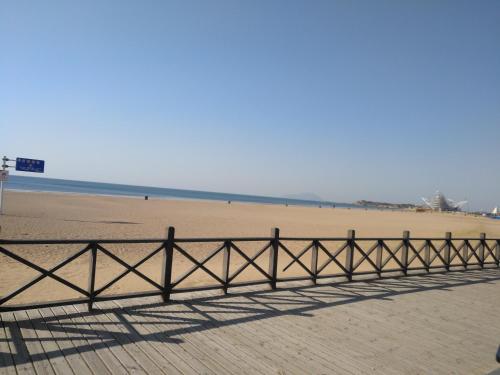 Imagen general del Hotel Qingdao Getoom Golden Beach Apartment. Foto 1