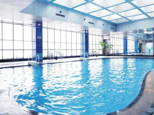 Imagen de la piscina del Hotel Qingdao Haidu, Huangdao. Foto 16