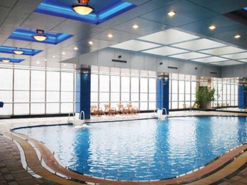 Imagen de la piscina del Hotel Qingdao Haidu, Huangdao. Foto 17