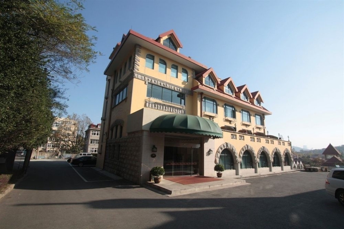 Imagen de los exteriores del Hotel Qingdao The Castle. Foto 8