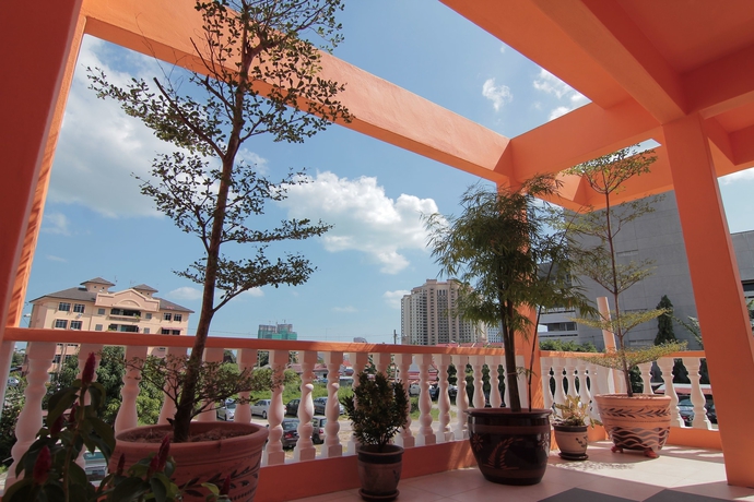 Imagen de los exteriores del Hotel Qish. Foto 18