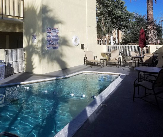 Imagen de la piscina del Hotel QuBed San Antonio. Foto 20