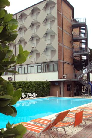 Imagen de la piscina del Hotel Quadrifoglio, Lido delle Nazioni. Foto 12