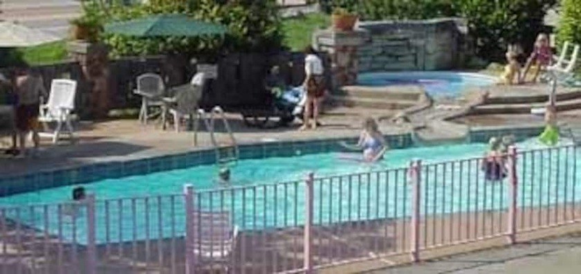 Imagen de la piscina del Hotel Quails Nest Inn And Suites. Foto 16