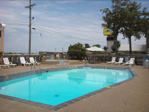 Imagen de la piscina del Hotel Quails Nest Inn And Suites. Foto 19