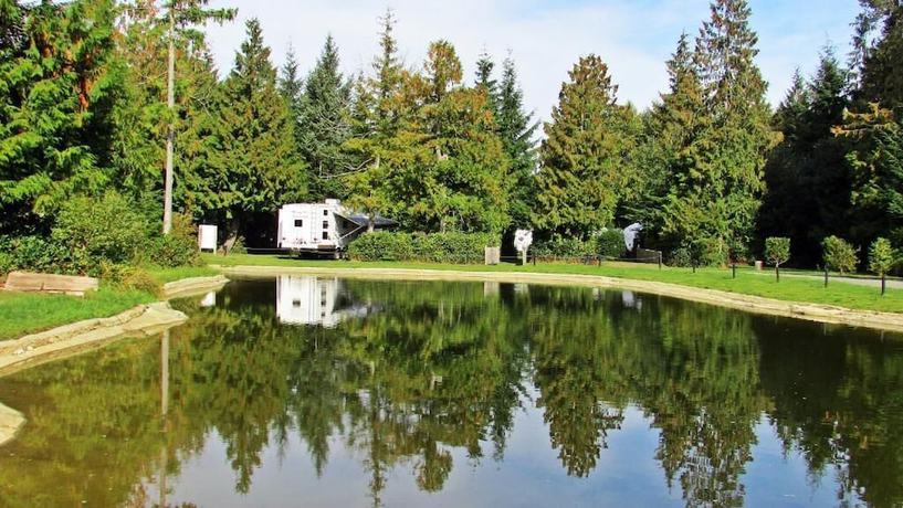 Imagen de los exteriores del Hotel Qualicum Bay Resort. Foto 9