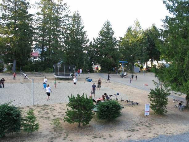 Imagen de los exteriores del Hotel Qualicum Bay Resort. Foto 10