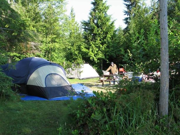 Imagen de los exteriores del Hotel Qualicum Bay Resort. Foto 13
