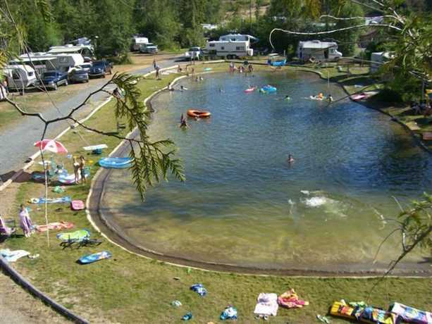Imagen de los exteriores del Hotel Qualicum Bay Resort. Foto 15