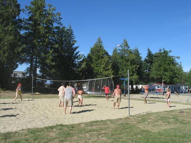 Imagen de los exteriores del Hotel Qualicum Bay Resort. Foto 16