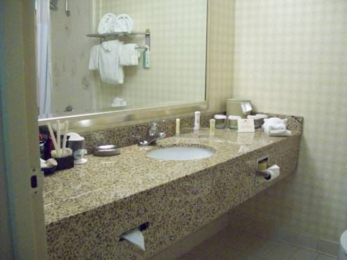 Imagen de la habitación del Hotel Quality Conference Center Cincinnati Blue Ash. Foto 6