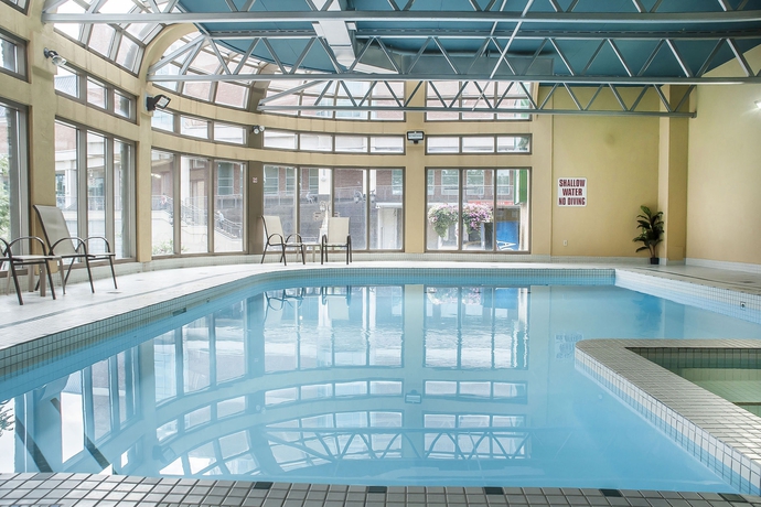 Imagen de la piscina del Hotel Quality Fallsview Cascade. Foto 15