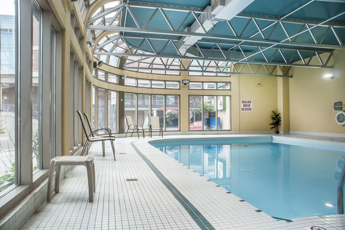 Imagen de la piscina del Hotel Quality Fallsview Cascade. Foto 16