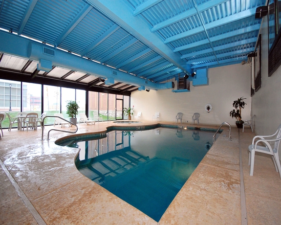 Imagen de la piscina del Hotel Quality Hotel & Suites Niagara Falls. Foto 15