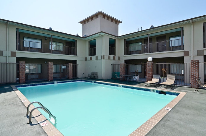 Imagen de la piscina del Hotel Quality Inn Airport I-240. Foto 6