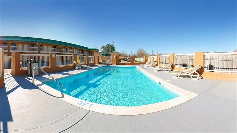 Imagen de la piscina del Hotel Quality Inn Alexandria. Foto 6