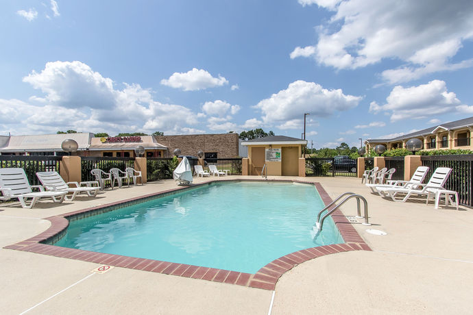 Imagen de la piscina del Hotel Quality Inn, Andalusia. Foto 16