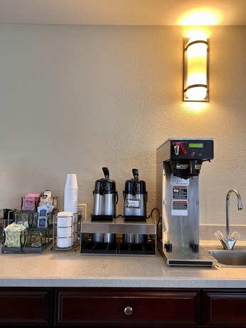 Imagen de los interiores del Hotel Quality Inn Asheville Airport. Foto 17