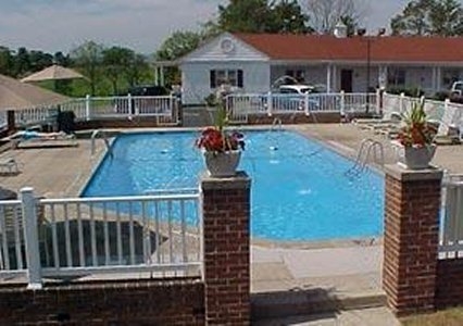 Imagen de la piscina del Hotel Quality Inn At General Lee's Headquarters. Foto 7