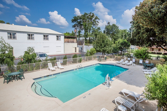 Imagen de la piscina del Hotel Quality Inn Atlanta Northeast I-85. Foto 16