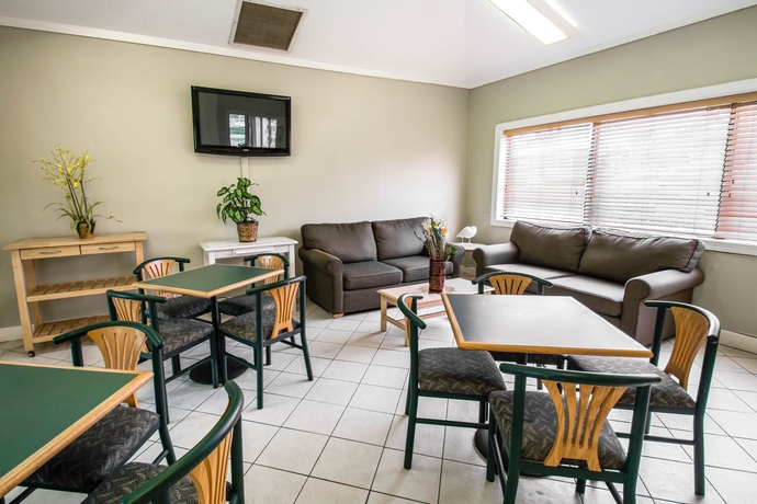 Imagen del bar/restaurante del Hotel Quality Inn Atlantic Beach - Mayo Clinic Jax Area. Foto 5