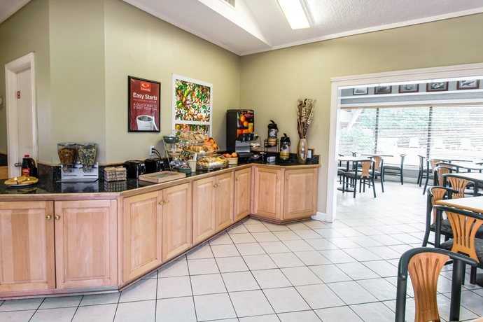 Imagen del bar/restaurante del Hotel Quality Inn Atlantic Beach - Mayo Clinic Jax Area. Foto 6