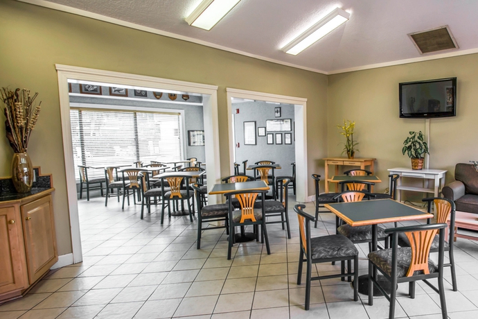 Imagen del bar/restaurante del Hotel Quality Inn Atlantic Beach - Mayo Clinic Jax Area. Foto 7