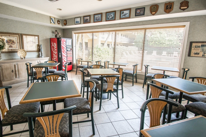 Imagen del bar/restaurante del Hotel Quality Inn Atlantic Beach - Mayo Clinic Jax Area. Foto 8