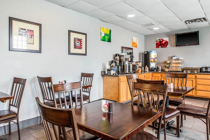 Imagen del bar/restaurante del Hotel Quality Inn Austintown-youngstown West. Foto 3