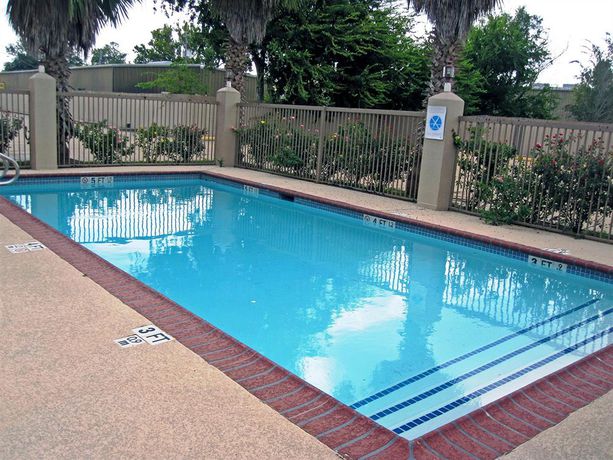 Imagen de la piscina del Hotel Quality Inn Bay City Tx. Foto 11