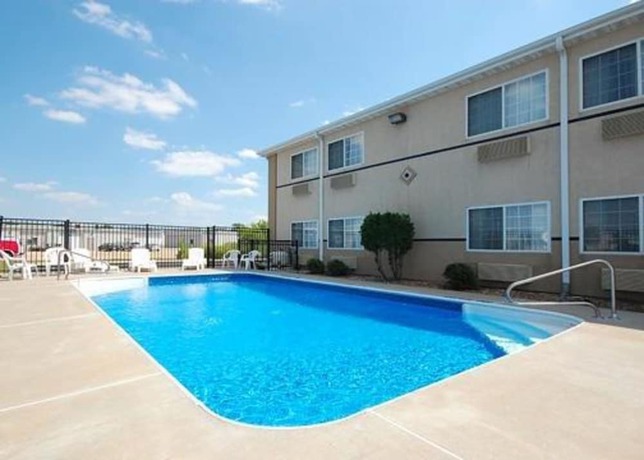 Imagen de la piscina del Hotel Quality Inn Belton - Kansas City South. Foto 20