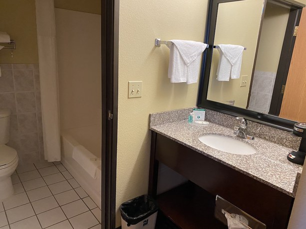 Imagen de la habitación del Hotel Quality Inn Bolingbrook I-55. Foto 17