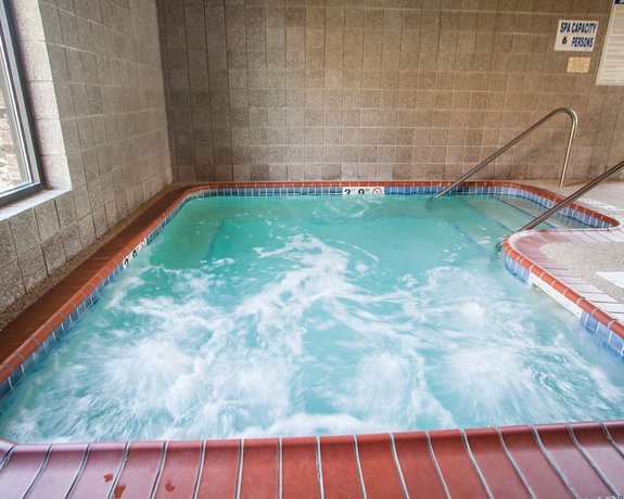 Imagen de la piscina del Hotel Quality Inn Bolingbrook I-55. Foto 20