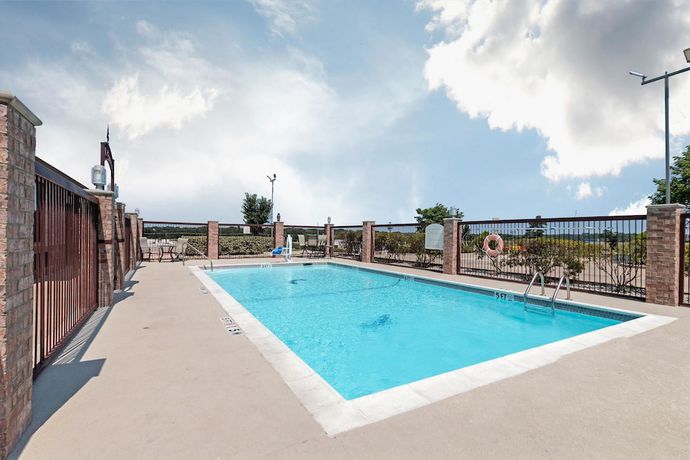 Imagen de la piscina del Hotel Quality Inn, Buffalo . Foto 18