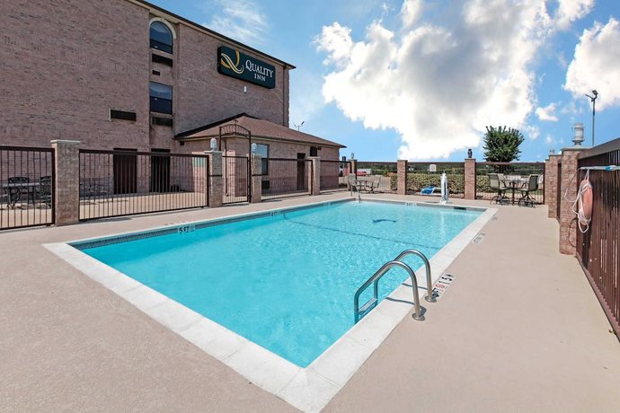 Imagen de la piscina del Hotel Quality Inn, Buffalo . Foto 19