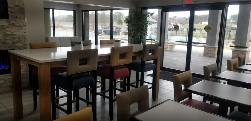 Imagen del bar/restaurante del Hotel Quality Inn Calhoun North I-75. Foto 2