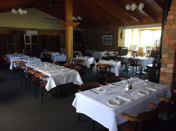 Imagen del bar/restaurante del Hotel Quality Inn Carriage House. Foto 3