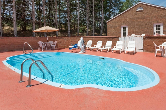 Imagen de la piscina del Hotel Quality Inn, Cornelia. Foto 16