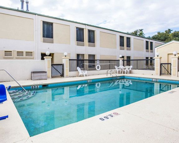Imagen de la piscina del Hotel Quality Inn Darien - North Brunswick. Foto 19