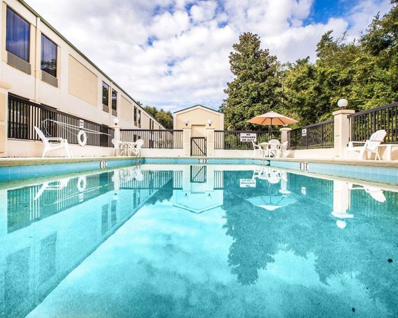 Imagen de la piscina del Hotel Quality Inn Darien - North Brunswick. Foto 20