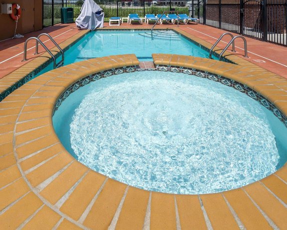 Imagen de la piscina del Hotel Quality Inn Donaldsonville - Gonzales. Foto 18