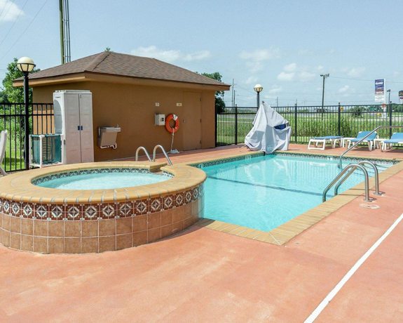Imagen de la piscina del Hotel Quality Inn Donaldsonville - Gonzales. Foto 19