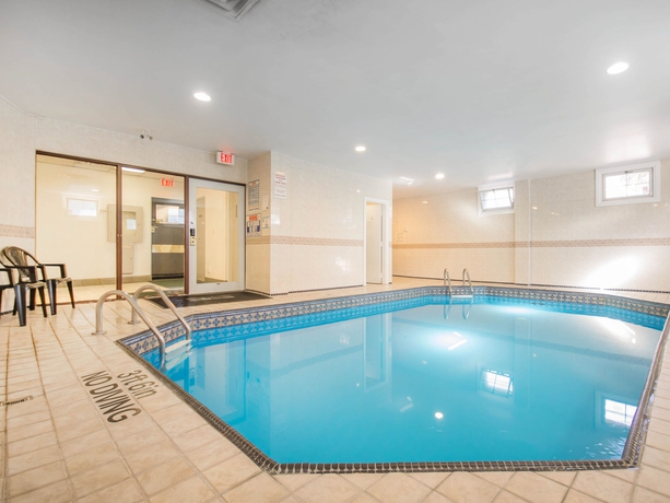 Imagen de la piscina del Hotel Quality Inn Downtown Inner Harbour. Foto 16