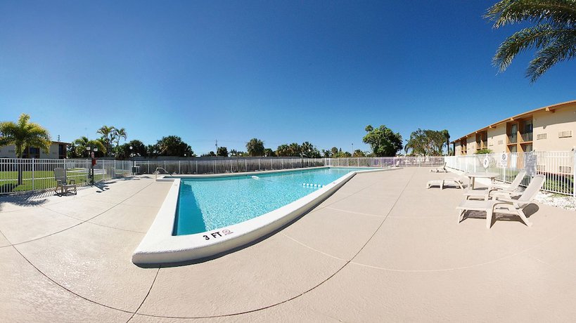Imagen de la piscina del Hotel Quality Inn Downtown Stuart. Foto 16